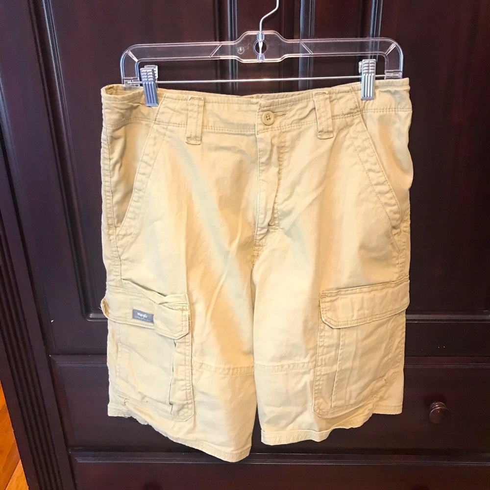 Men’s wrangler relaxed fit cargo shorts size 32